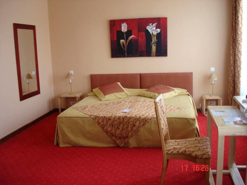 Brit Hotel Essentiel Pontivy Robic Exterior photo